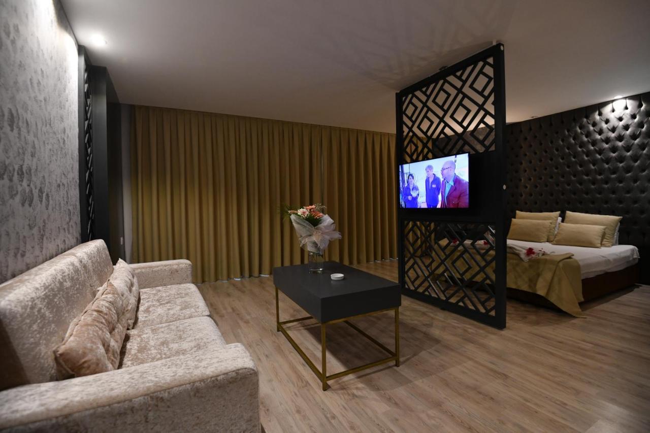 קיירניה Hotel Pia Bella מראה חיצוני תמונה