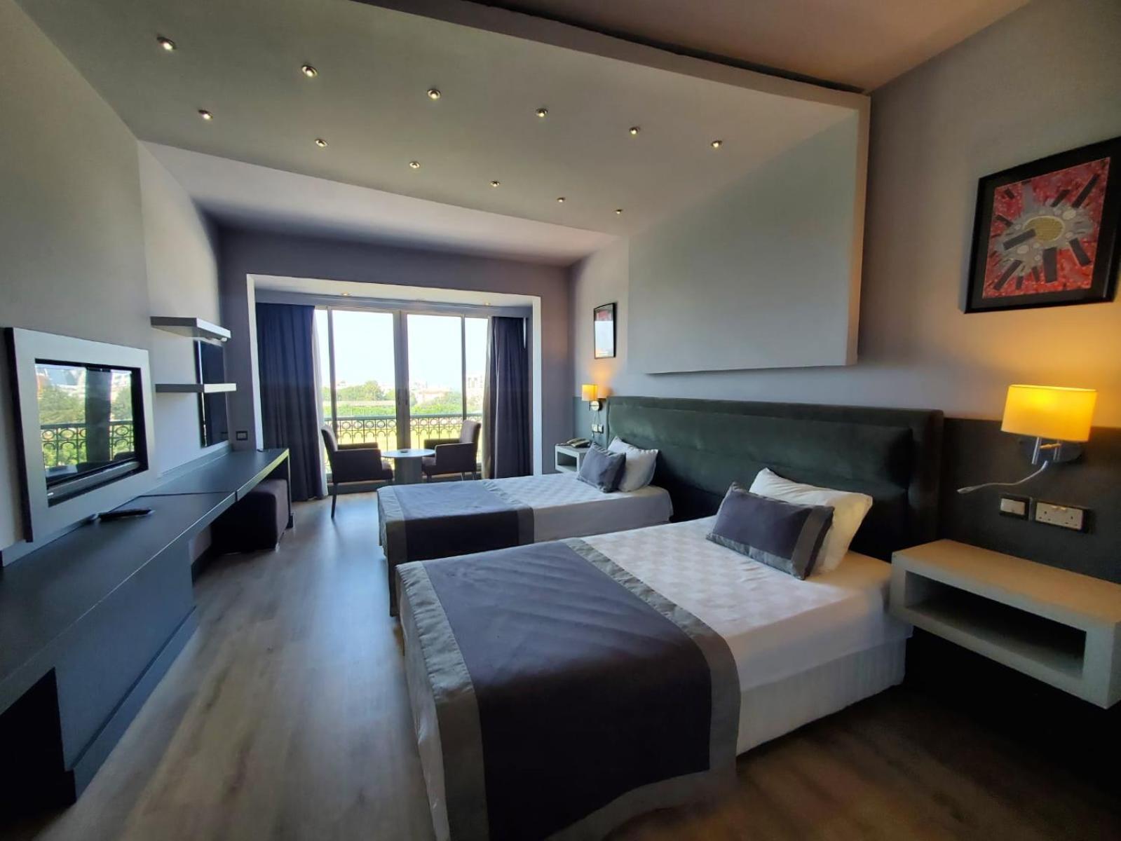 קיירניה Hotel Pia Bella מראה חיצוני תמונה