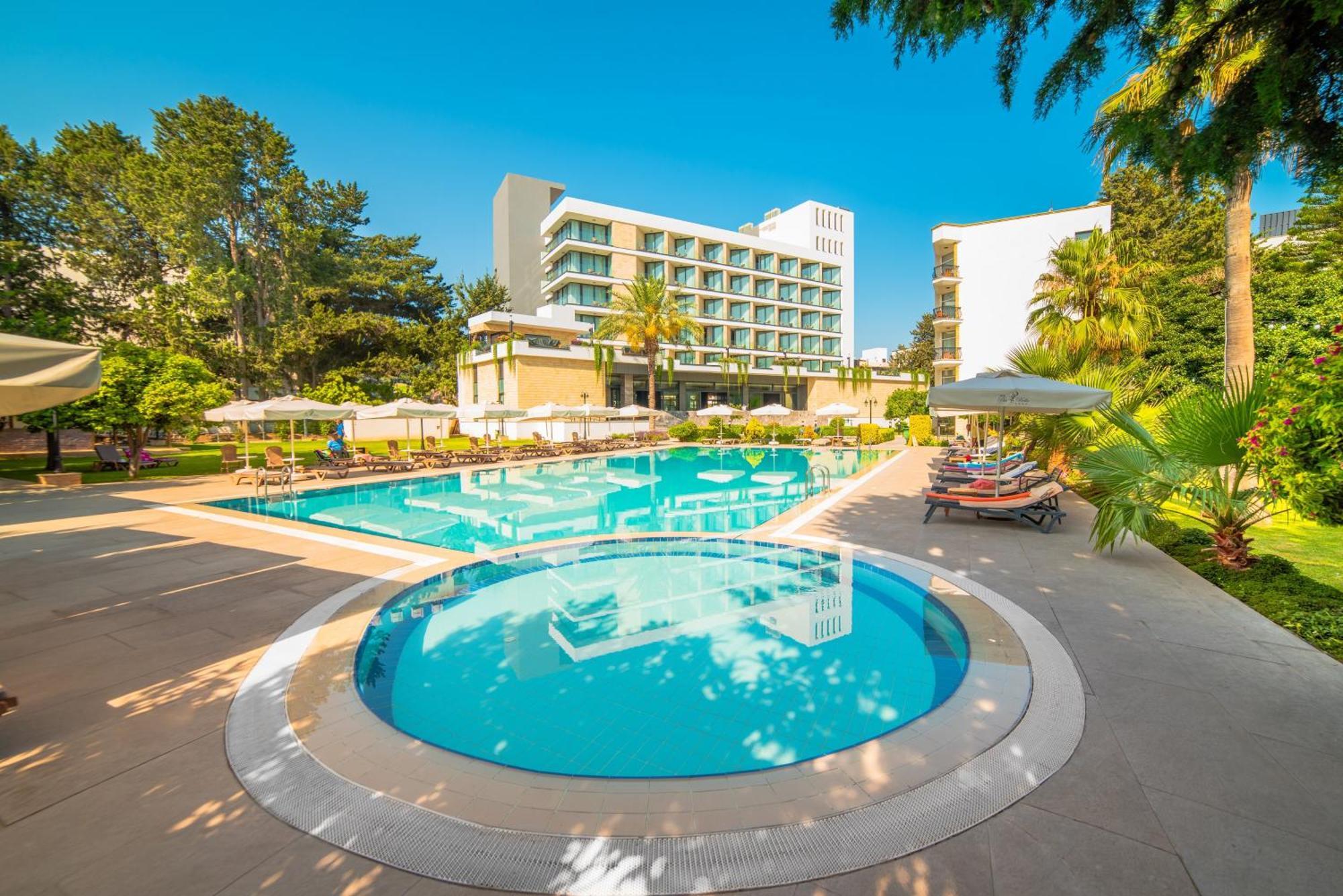 קיירניה Hotel Pia Bella מראה חיצוני תמונה