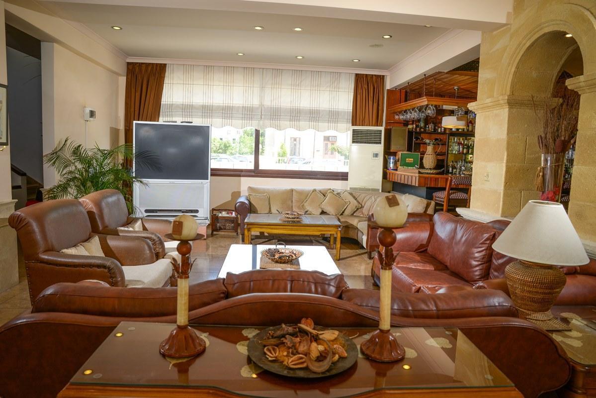 קיירניה Hotel Pia Bella מראה חיצוני תמונה